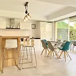 Elia-parking-jardin-piscine-climatisation Daire *