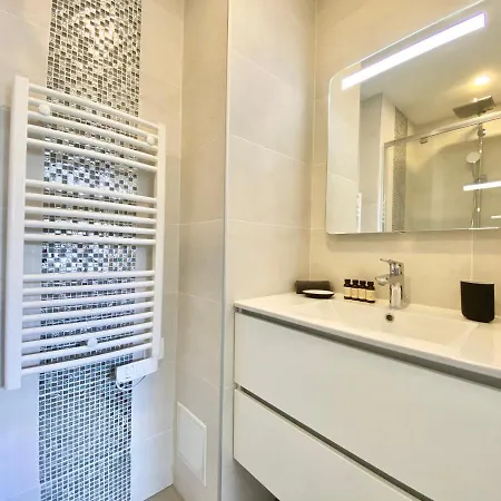 Elia-parking-jardin-piscine-climatisation Apartment