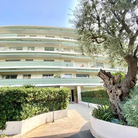 Elia-parking-jardin-piscine-climatisation Apartment *