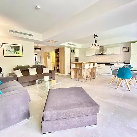 Elia-parking-jardin-piscine-climatisation Appartement